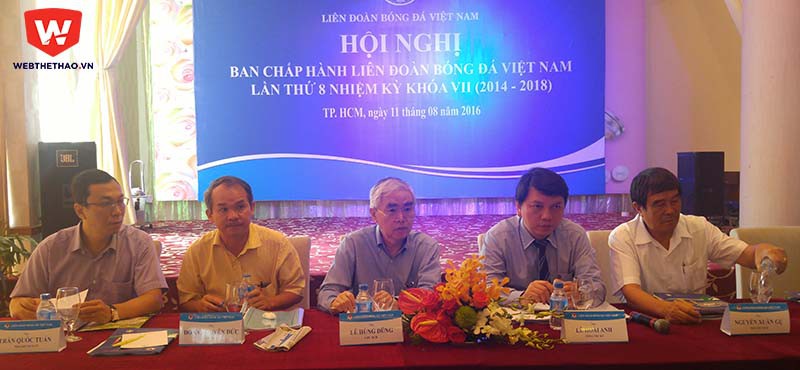 Chủ tịch Lê Hùng Dũng làm chủ tọa cuộc họp BCH VFF lần thứ 8