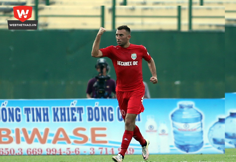 Ivan Firer được trao chiếc &aacute;o số 10, &aacute;o của tiền đạo Abass người đến l&uacute;c n&agrave;y vẫn chưa trở lại V.League sau khi bị g&atilde;y ch&acirc;n. Ảnh: Minh Khang