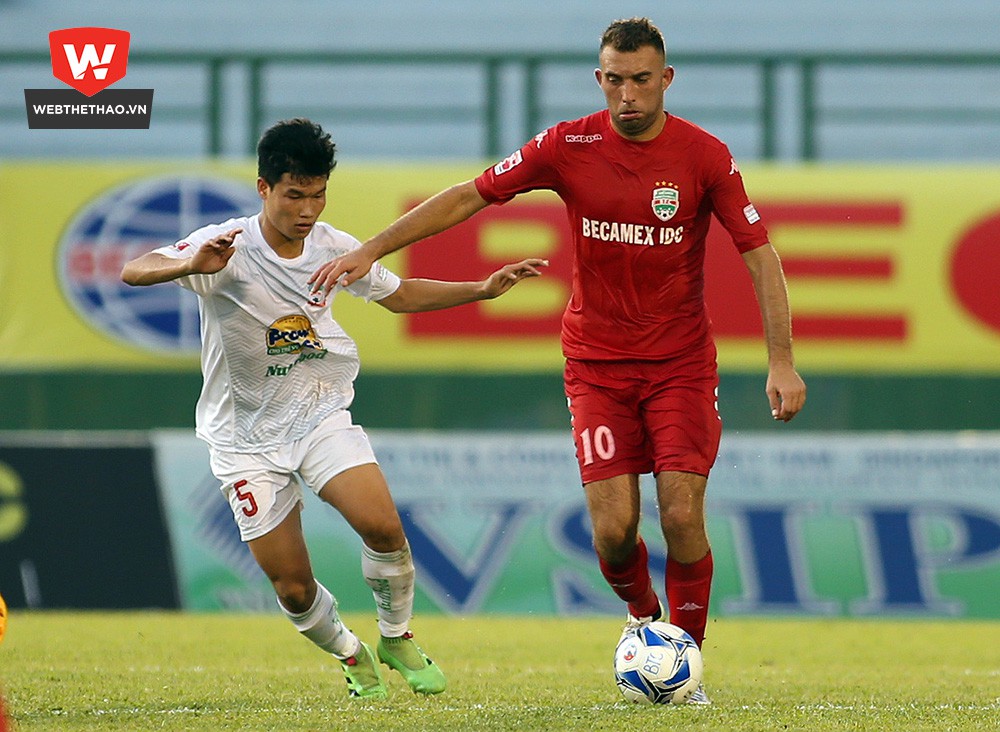 Ivan Firer thi đấu kh&aacute; năng nổ trong ng&agrave;y ra mắt B.B&igrave;nh Dương. Ảnh: Minh Khang.
