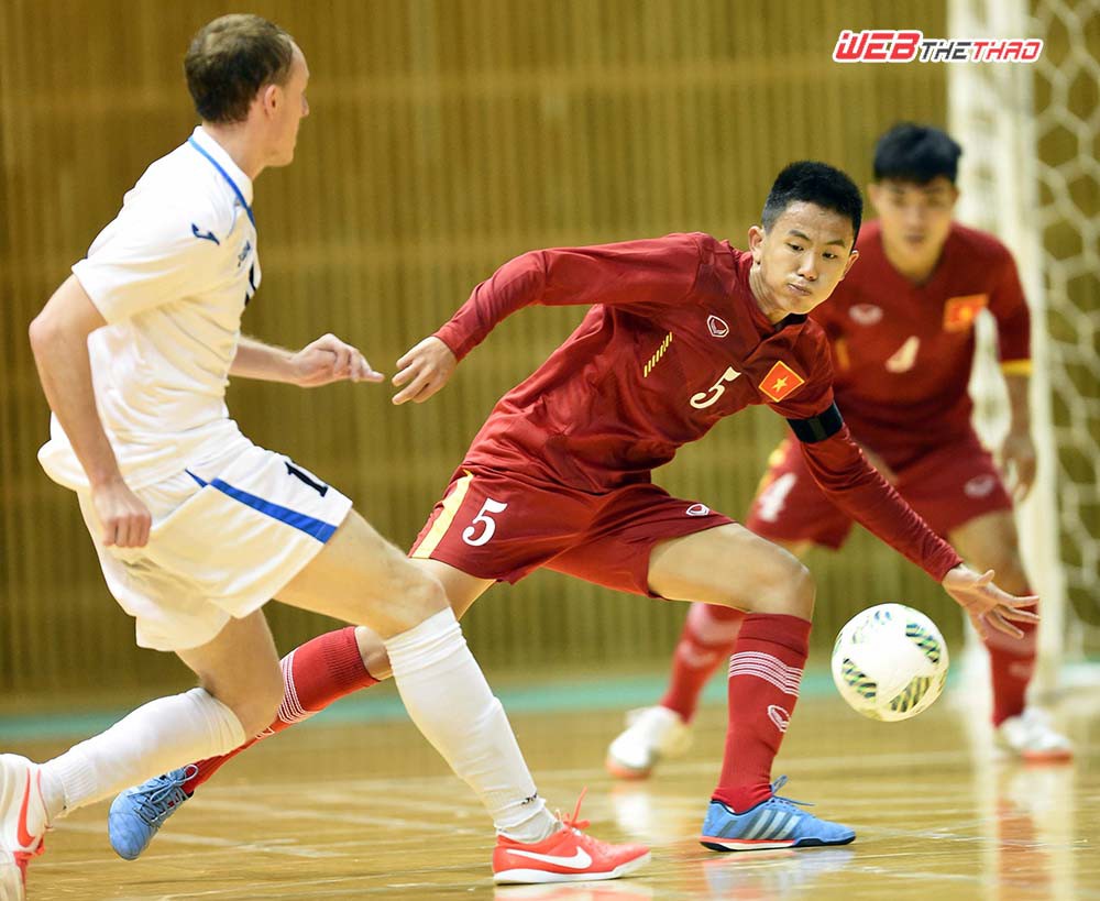 ĐT Futsal VN (&aacute;o đỏ) đ&aacute;nh rơi chiến thắng ở những gi&acirc;y cuối c&ugrave;ng.