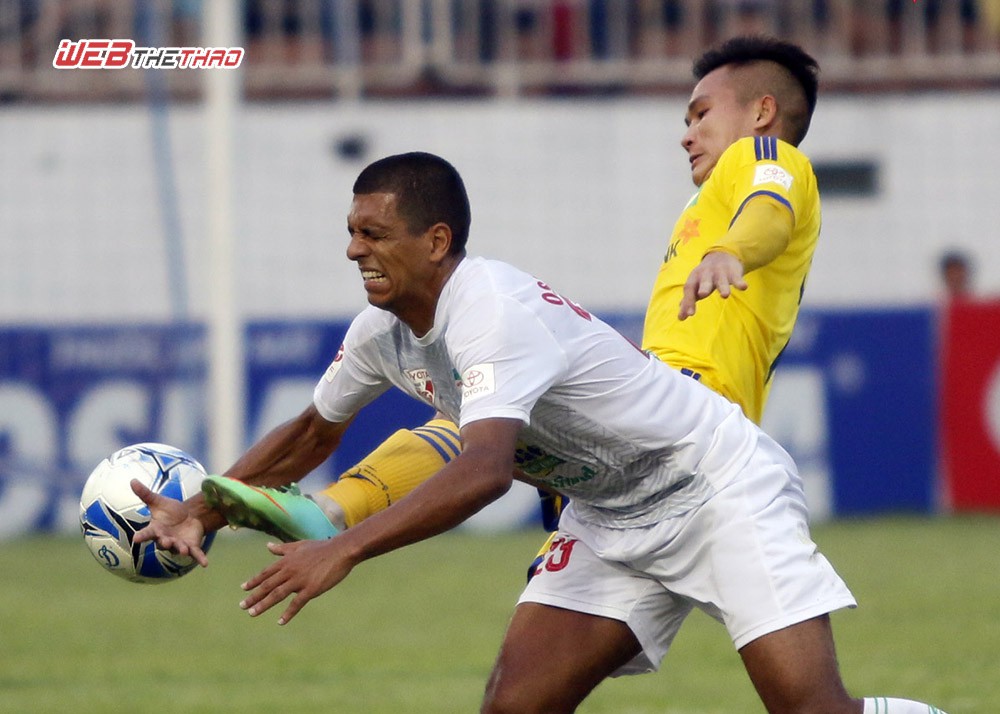 B&agrave;n thua ở những ph&uacute;t b&ugrave; giờ khiến HA.GL tụt s&acirc;u xuống dưới đ&aacute;y BXH. Ảnh: Anh Khoa.
