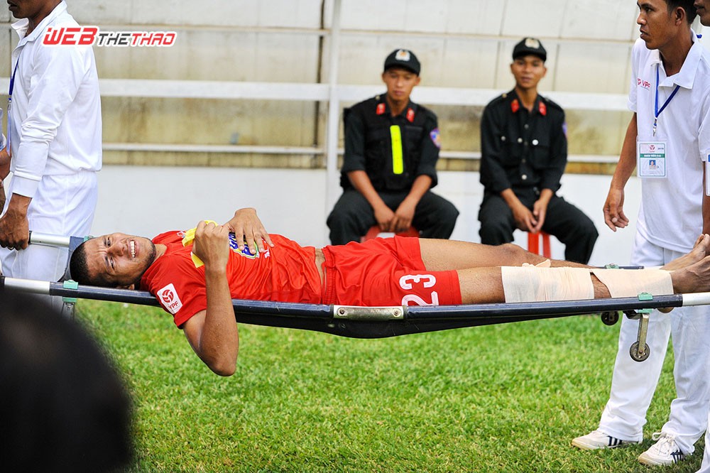 Gãy chân, tiền đạo chủ lực của HA.GL nguy cơ nghỉ hết mùa