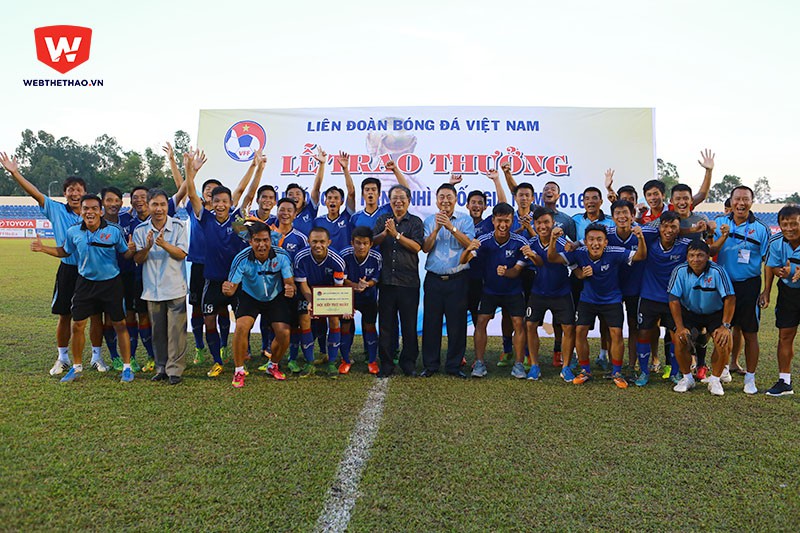 Niềm vui thăng hạng của thầy trò CLB PVF. Ảnh: Song Hải. Niềm vui thăng hạng của thầy trò CLB PVF. Ảnh: Song Hải.