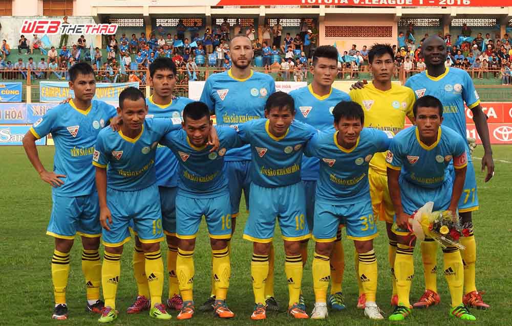 S. Khánh Hoà BVN lĩnh thưởng "tiền tươi" ngay trên sân