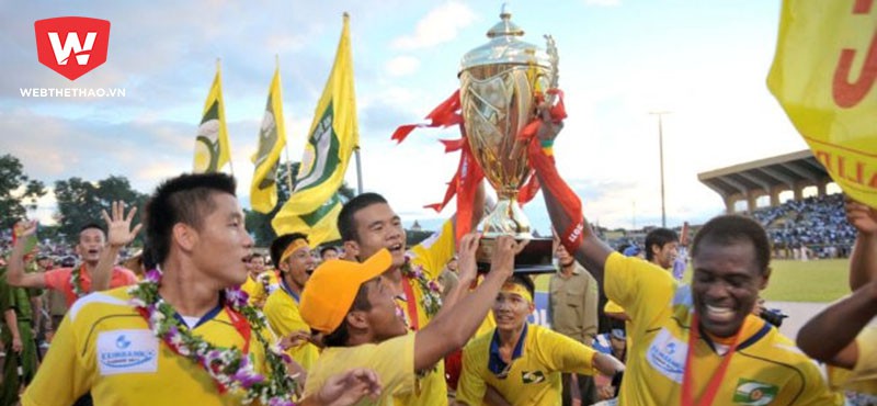 Chức vô địch V.League: Đừng để... tiền rơi
