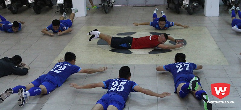Thầy trò HLV Hữu Thắng "tập bơi" trên cạn giữa cơn mưa Sài Gòn