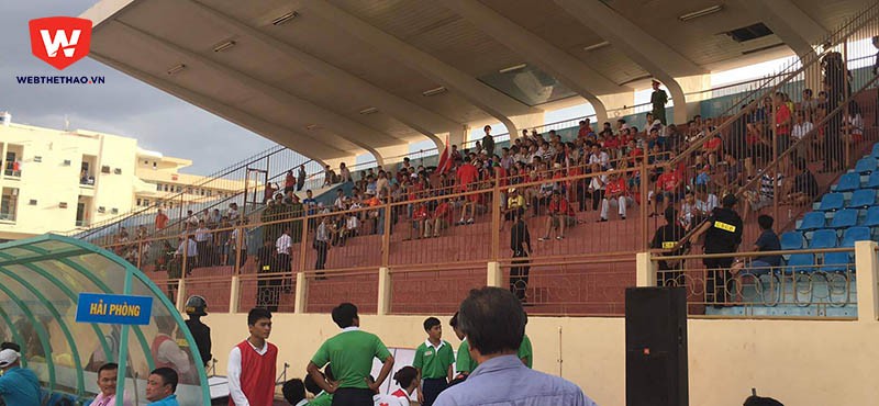 Trận Khánh Hòa - Hải Phòng gián đoạn 5 phút vì CĐV đất Cảng
