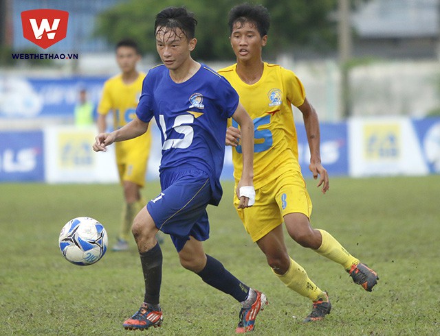 Tiền vệ văn Long (áo xanh) ấn định chiến thắng 2-1 cho HA.GL trước Khánh Hòa. Tiền vệ văn Long (áo xanh) ấn định chiến thắng 2-1 cho HA.GL trước Khánh Hòa.