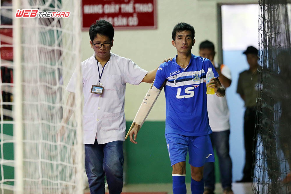 Vòng 10 lượt về Futsal VĐQG: Bị phạm lỗi, tuyển thủ QG phải nhập viện