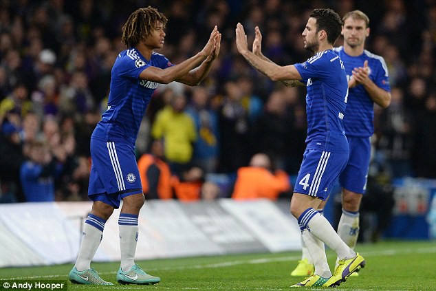 Ake (tr&aacute;i) l&agrave; một trong số &iacute;t cầu thủ trẻ của Chelsea được Mourinho sử dụng