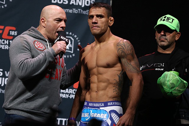 Dos Anjos đang giữ đai hạng nhẹ