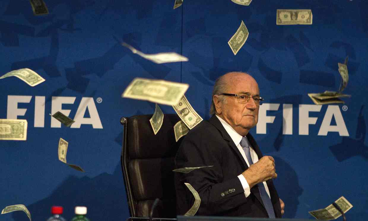 Lần đầu ti&ecirc;n thu nhập của Blatter được c&ocirc;ng khai