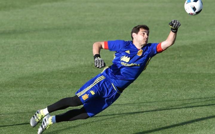 Casillas c&oacute; thể mất vị tr&iacute; v&agrave;o tay David de Gea