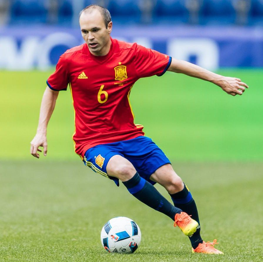 Iniesta liệu c&oacute; tiếp tục?