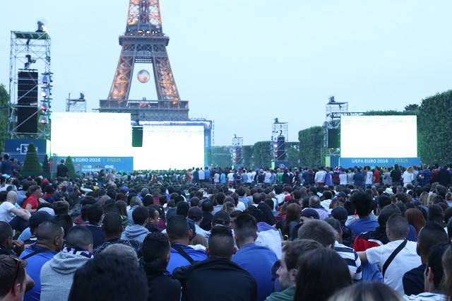 Tận hưởng kh&ocirc;ng kh&iacute; giữa chảo lửa Fanzone