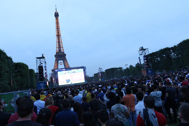 Tận hưởng kh&ocirc;ng kh&iacute; giữa chảo lửa Fanzone