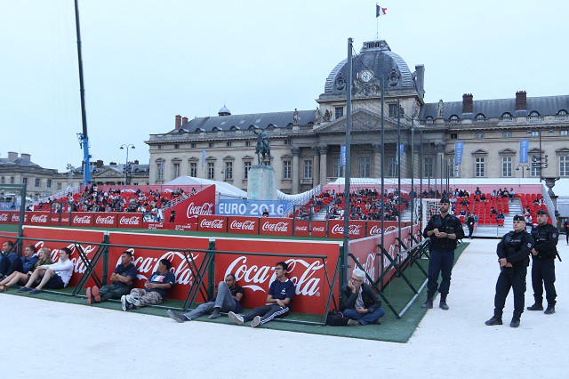 Tận hưởng kh&ocirc;ng kh&iacute; giữa chảo lửa Fanzone