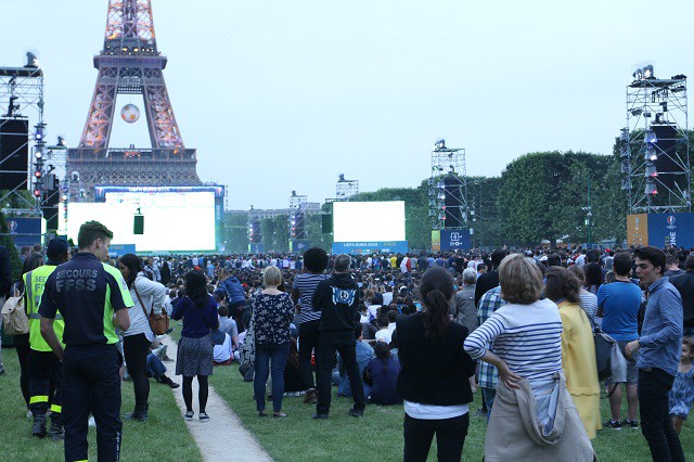 Tận hưởng kh&ocirc;ng kh&iacute; giữa chảo lửa Fanzone