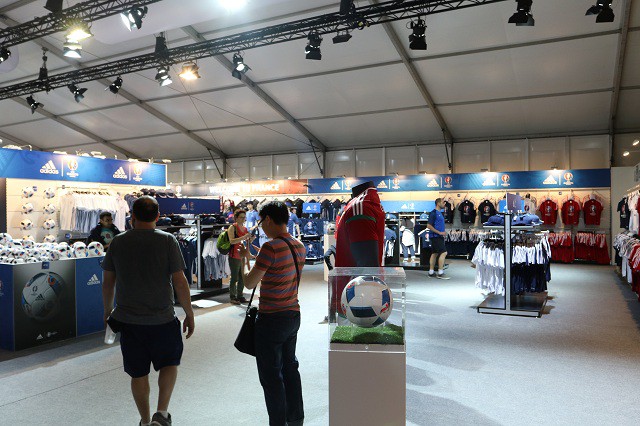 Tận hưởng kh&ocirc;ng kh&iacute; giữa chảo lửa Fanzone
