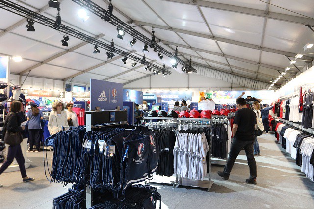 Tận hưởng kh&ocirc;ng kh&iacute; giữa chảo lửa Fanzone