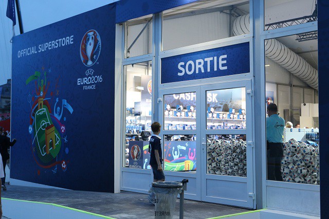 Tận hưởng kh&ocirc;ng kh&iacute; giữa chảo lửa Fanzone