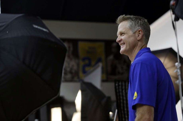 Tin NBA ng&agrave;y 4/10: HLV Steve Kerr vui mừng t&aacute;i hợp đội b&oacute;ng