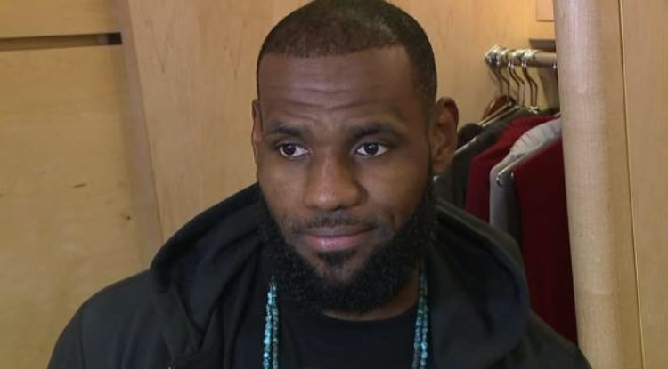 Tin NBA ng&agrave;y 8/11: James đ&atilde; được hỏi về nội dung của h&igrave;nh ảnh meme nhưng anh kh&ocirc;ng muốn h&eacute; lộ sự thật.
