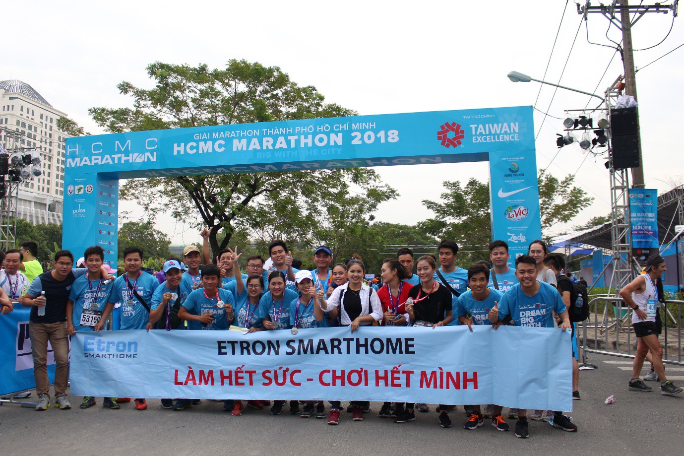 Tập thể công ty Etron cũng chung vui tại sự kiện lần này. Ảnh Nhật Minh Tập thể công ty Etron cũng chung vui tại sự kiện lần này. Ảnh Nhật Minh