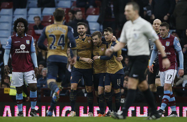 Aston Villa 0-2 Arsenal: Gi-Zil đưa Pháo thủ lên ngôi đầu