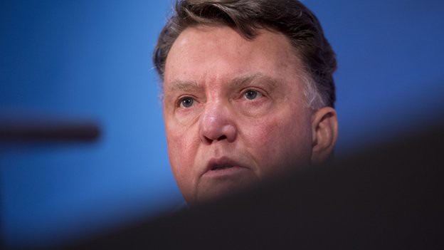 VIDEO: Bị hỏi xoáy, Van Gaal giận dữ bỏ ngang họp báo