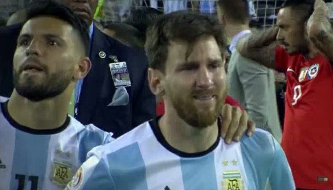 CĐV trúng xổ số nhờ... Messi khóc
