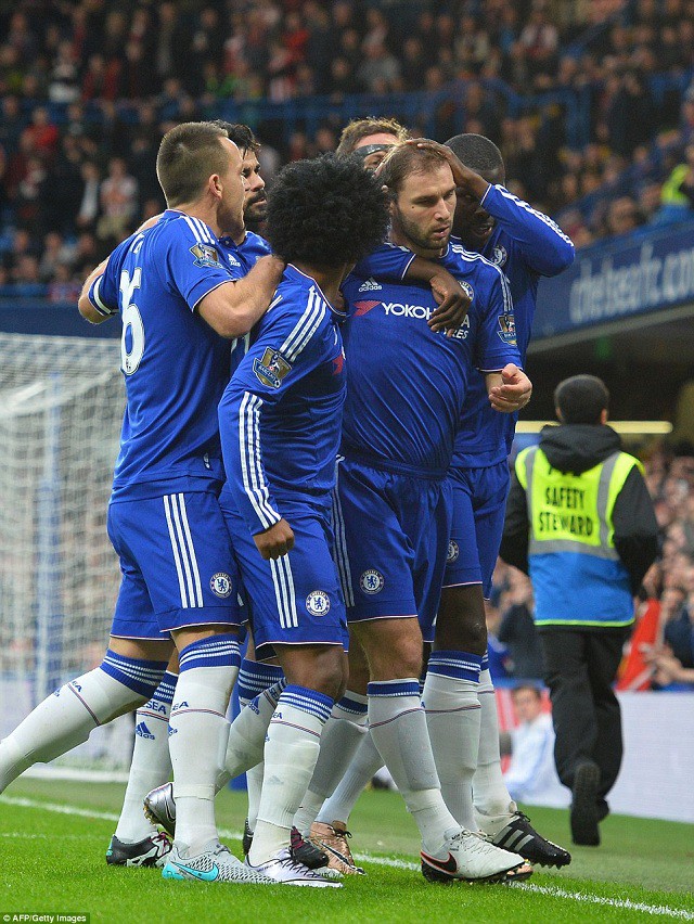 Chelsea 3-1 Sunderland: Mou đã thua cầu thủ