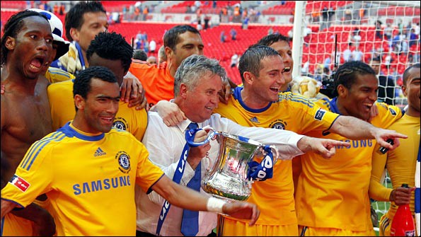 CHÍNH THỨC: Guus Hiddink trở thành HLV trưởng Chelsea
