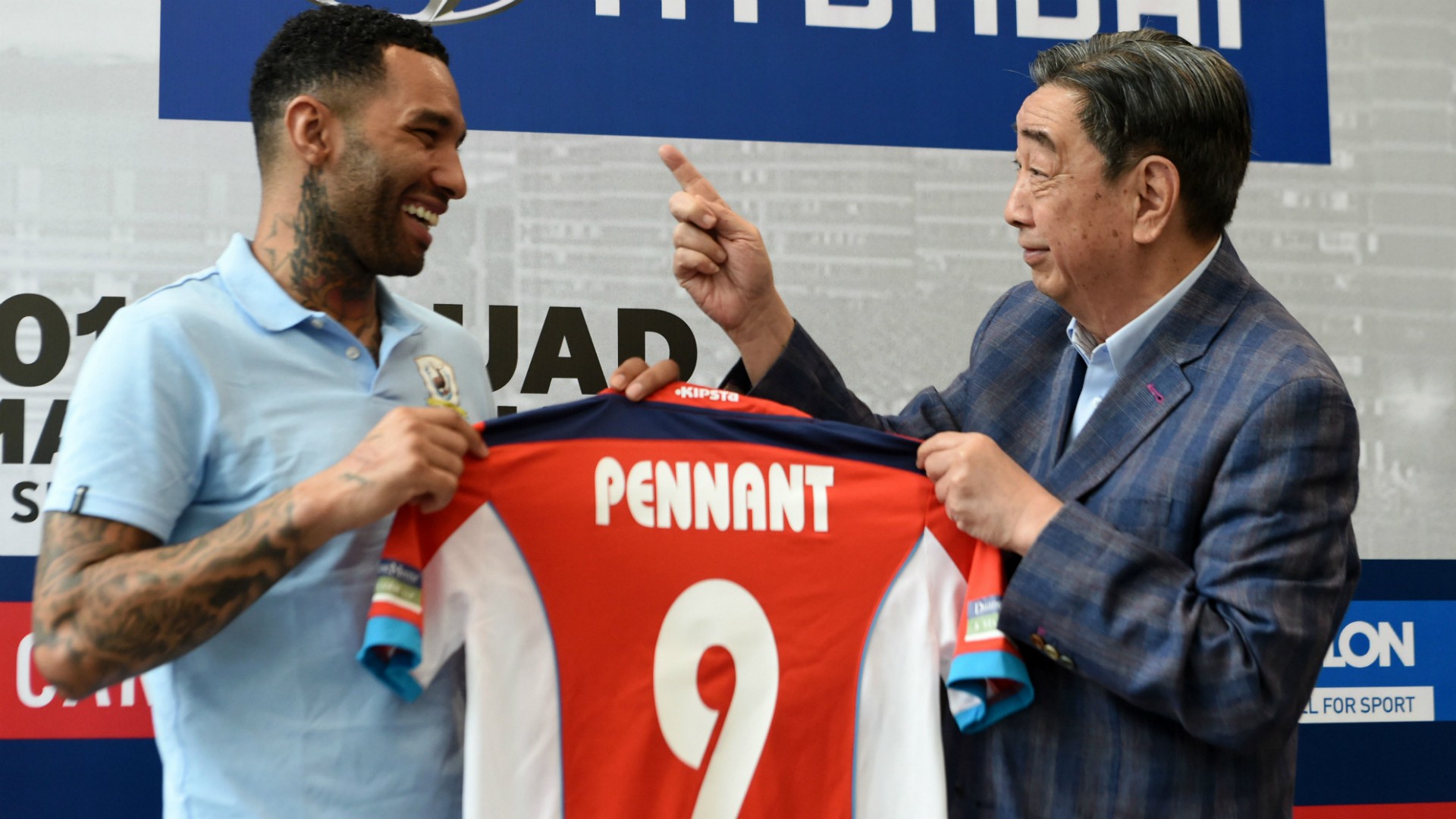 Tới Singapore, cựu cầu thủ Arsenal lĩnh lương cao ngất