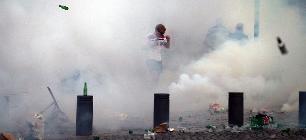 EURO 2016 đang bị bạo lực "bôi bẩn"