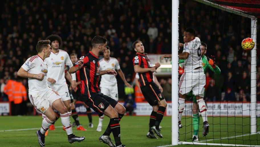 Man Utd thua vì hàng thủ "miệng còn mùi sữa"