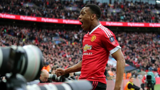 Với Martial, Van Gaal trước sau... không như một