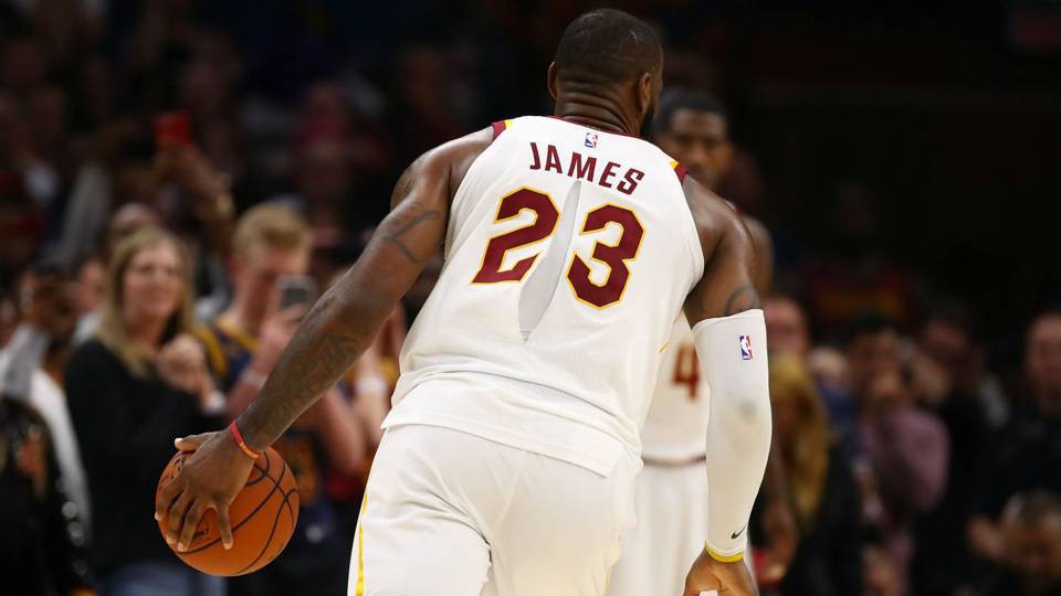 Nike đau đầu vì sự cố rách áo đấu của LeBron James