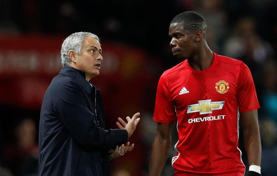 Paul Pogba trở lại trận gặp Sevilla và nhận... cảnh báo từ Mourinho