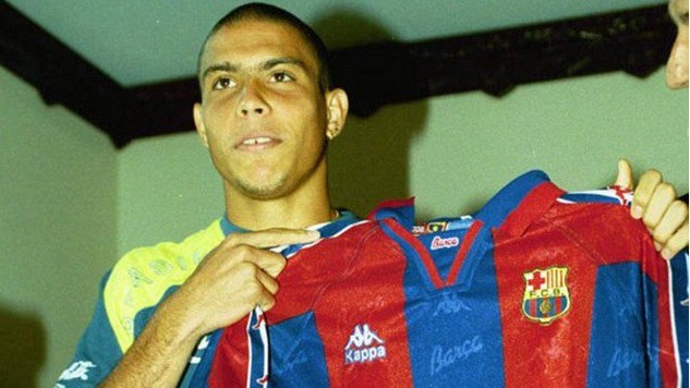 PCT Barca từng phải hóa trang thành bồi bàn để có chữ ký Ronaldo