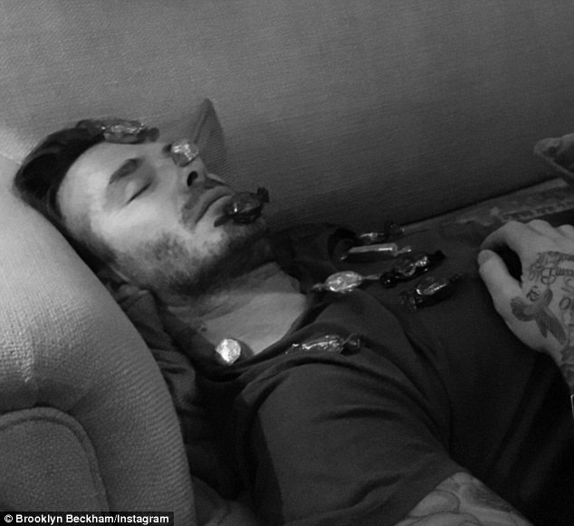 Quý tử Beckham "chơi khăm" bố