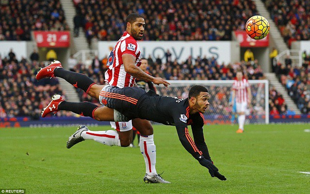 Stoke 2 - 0 Man Utd: Depay húc bay “Người cùng khổ”