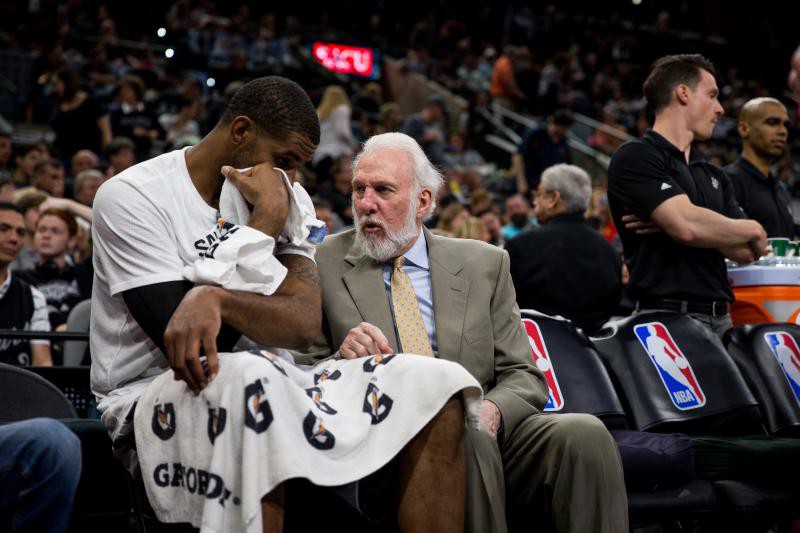 Tin NBA 6/10: ﻿LaMarcus Aldridge trò chuyện cùng HLV Popovich