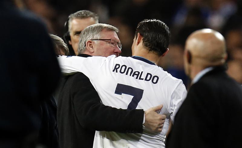 Sau màn hủy diệt Juventus, Ronaldo nhận quà từ Sir Alex Ferguson