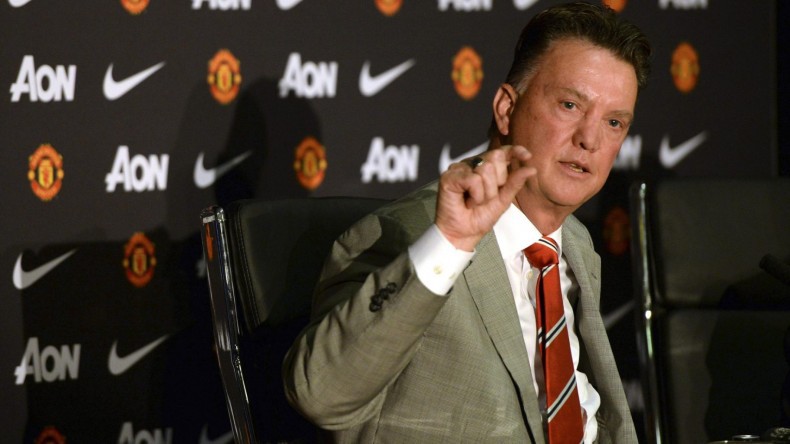 Van Gaal phản ứng ra sao trước tin sẽ bị thay bởi Mourinho?