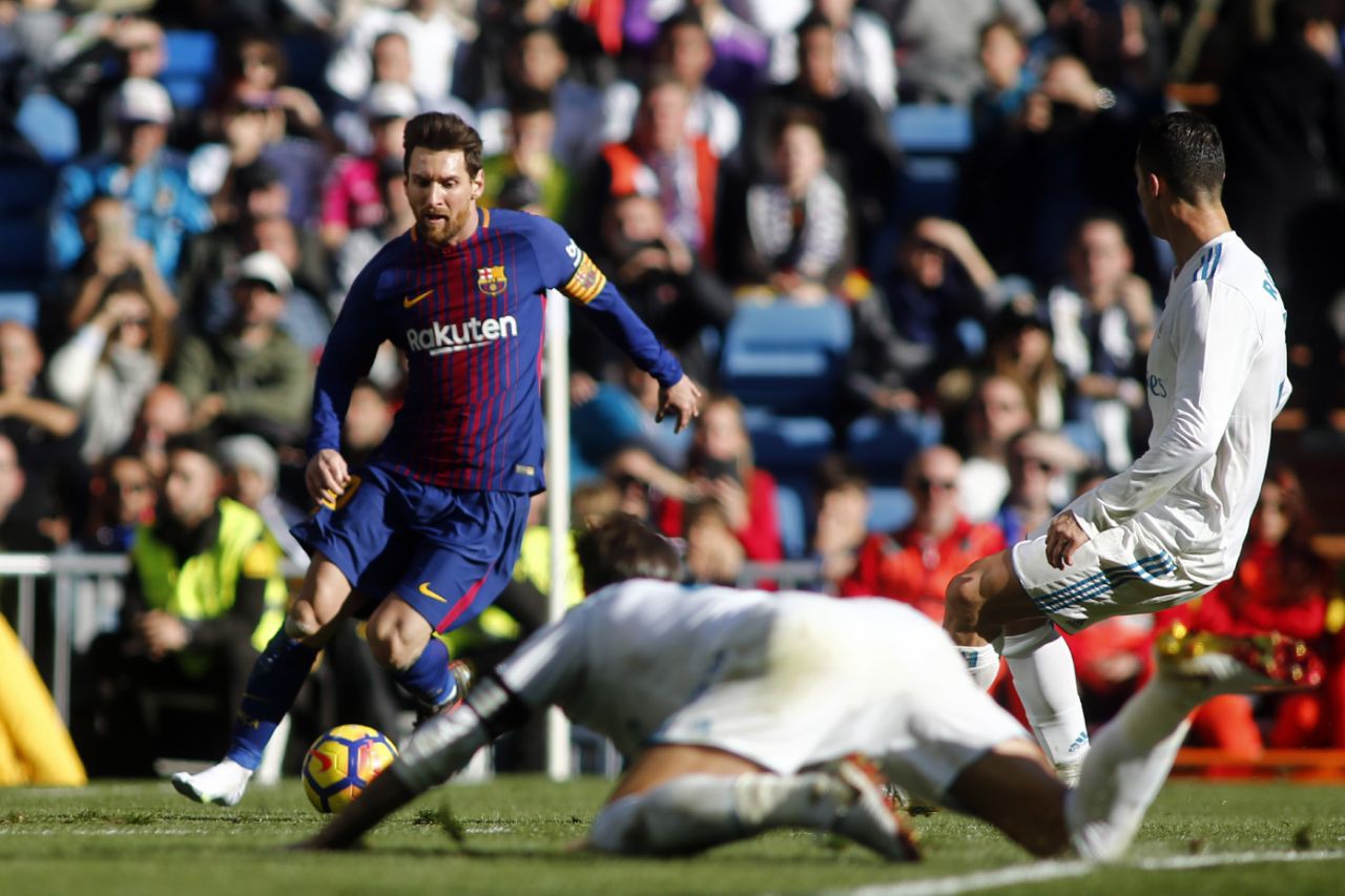 "Chấp" Real Madrid... 1 giày, Messi làm dậy sóng cư dân mạng