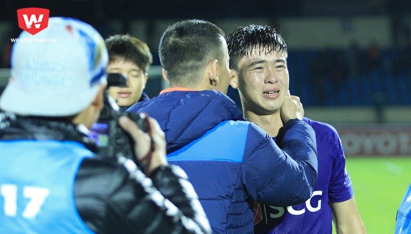 Cựu vương Hà Nội FC chia tay V.League 2017 trong nước mắt