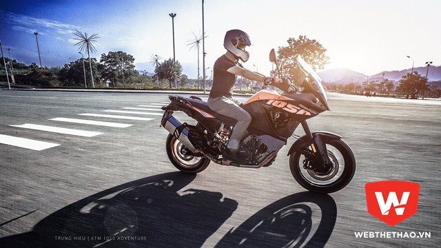Cầm cương KTM 1050 Adventure 2016: Ngựa thuần trên phố