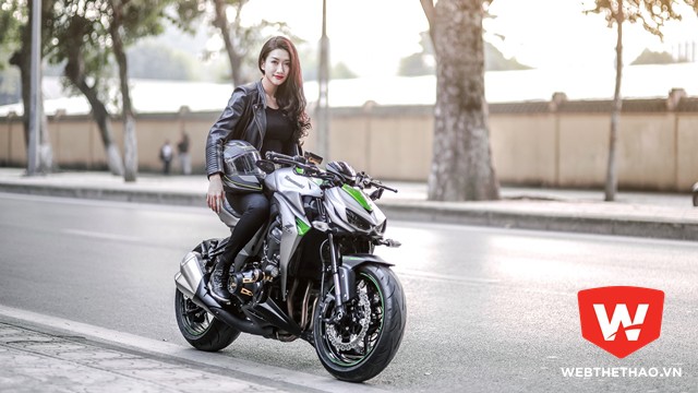 Siêu mẫu Kim Oanh quyến rũ bên Kawasaki Z1000 2016