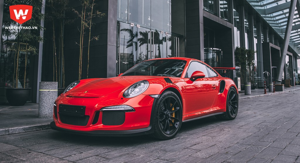 Siêu xe 14 tỉ đồng Porsche 911 GT3 RS đỏ tươi khoe dáng trên đường phố Hà Nội